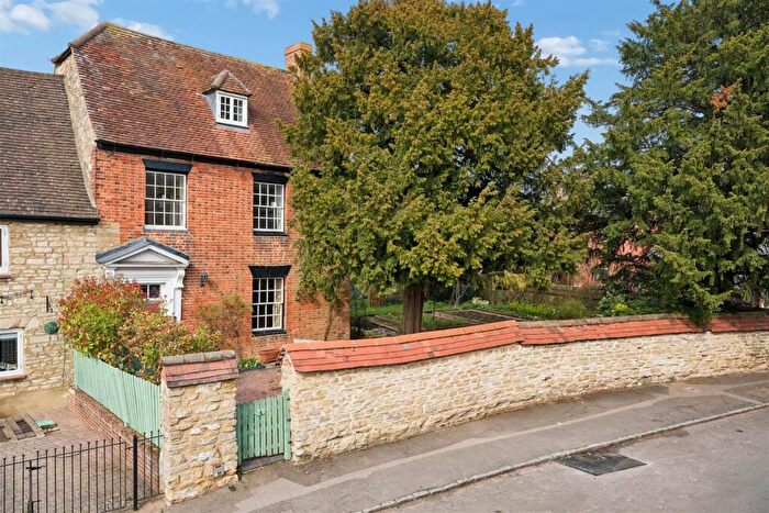 3 Bedroom Semi Detached House For Sale In Vicarage Road, Bradwell Village, Milton Keynes, MK13