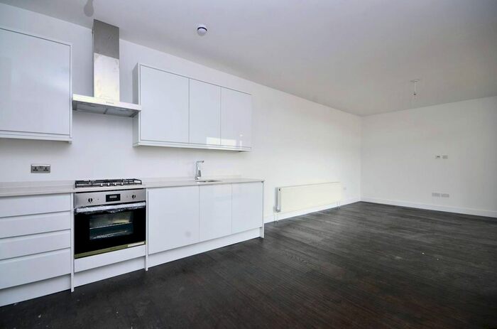 3 Bedroom Flat To Rent In Ballards Lane, North Finchley, London, N12