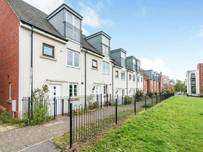 3 Bedroom End Of Terrace House To Rent In Sinclair Drive, Basingstoke, RG21