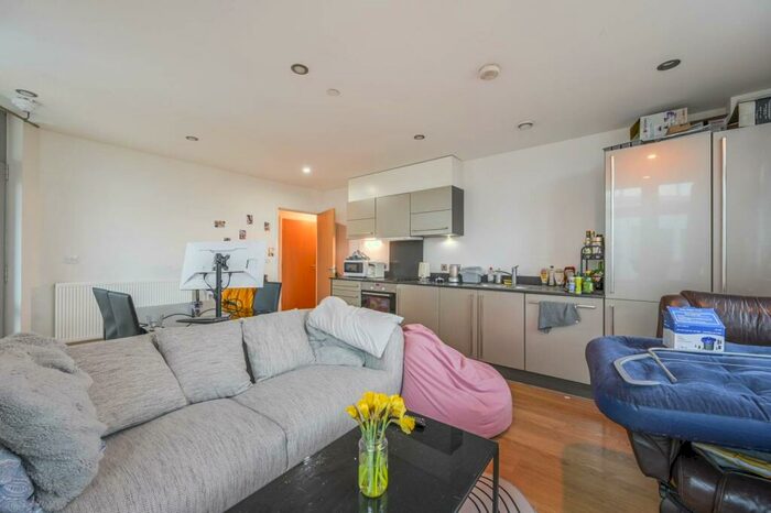 2 Bedroom Flat To Rent In Iona Tower, Limehouse, London, E14