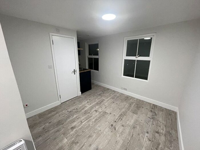 Studio To Rent In Kingsland Road, Dalston, London, E8