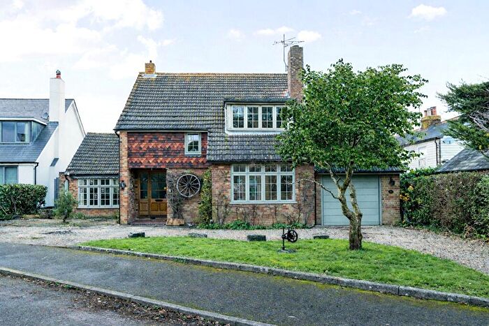 3 Bedroom Detached House To Rent In Deacon Close, Cobham, Surrey, KT11
