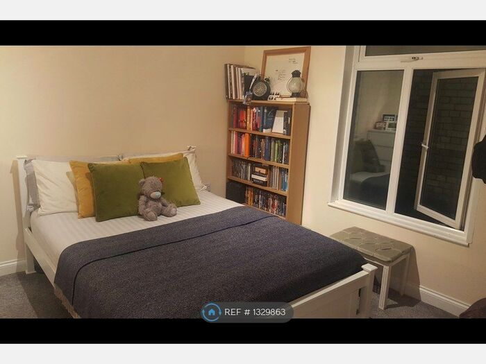 Studio To Rent In Holloway Road, London, N7