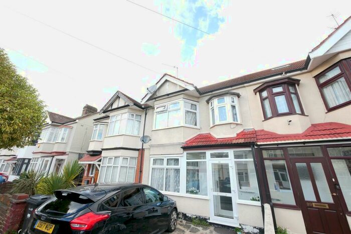 3 Bedroom Terraced House To Rent In Lyndhurst Gardens, Newbury Park, IG1