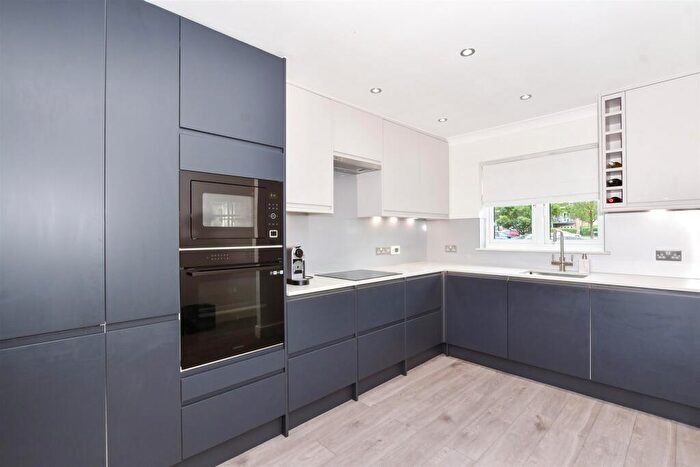 3 Bedroom Town House For Sale In The Lakes, Larkfield, Kent, ME20