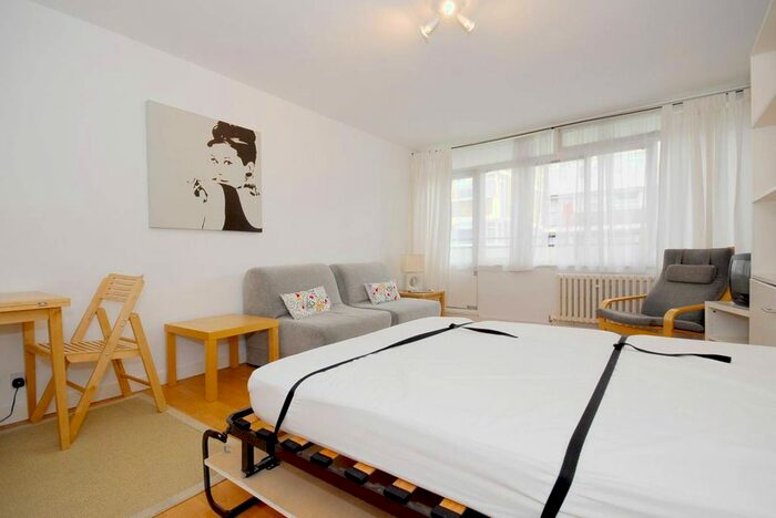 Studio To Rent In Churchill Gardens, Pimlico, London, SW1V