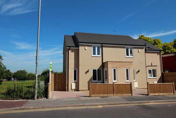 1 Bedroom Semi-Detached House To Rent In A Upminster Road South, Rainham, RM13