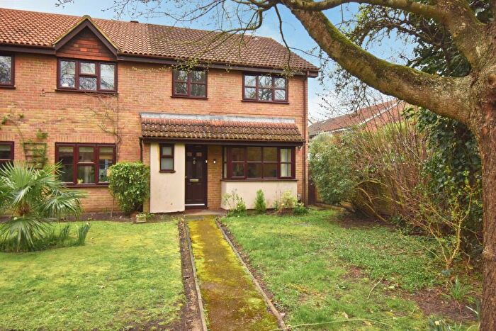 4 Bedroom Semi Detached House For Sale In Mayfield Close, Walton-on-Thames, KT12