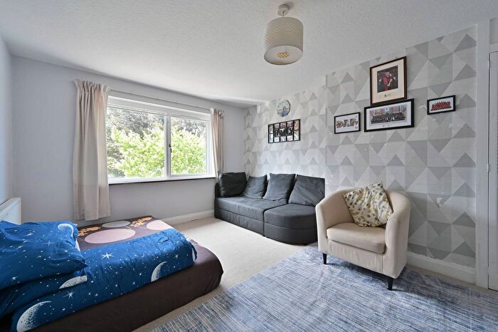 2 Bedroom Flat For Sale In Carlton Avenue, Kenton, Harrow, HA3