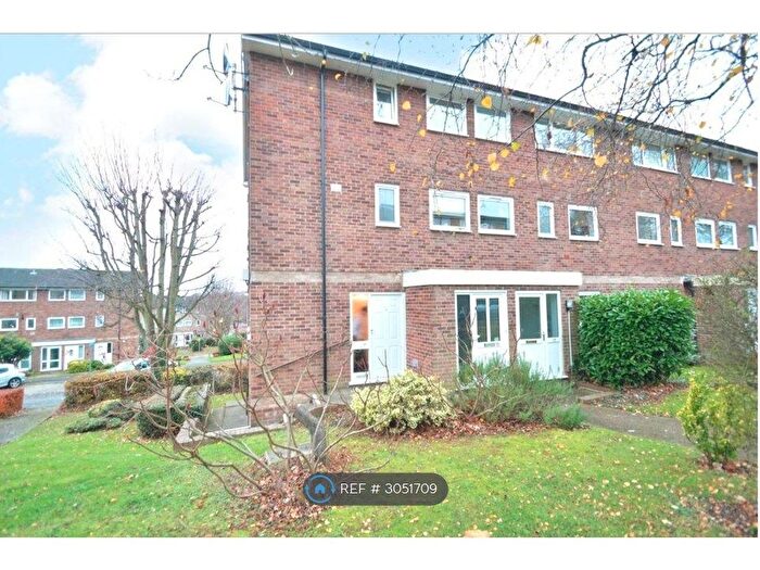 3 Bedroom Maisonette To Rent In Denham Close, Maidenhead, SL6