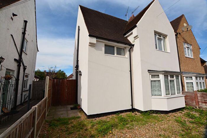 3 Bedroom Semi-Detached House To Rent In St. Andrews Way, Slough, SL1