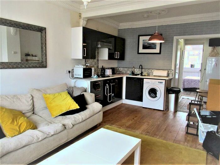 1 Bedroom Ground Flat To Rent In Edward Avenue, Chingford, E4