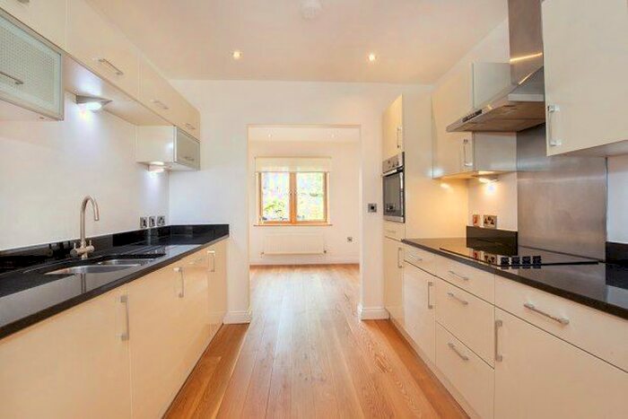 4 Bedroom Town House To Rent In Orchard Court, York, YO31