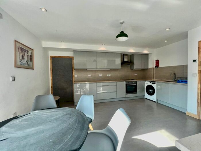 5 Bedroom Flat To Rent In Lowth Road, Camberwell, SE5