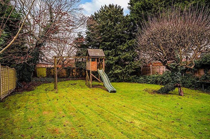 3 Bedroom Semi-Detached House For Sale In Ringwood Avenue, Redhill, RH1