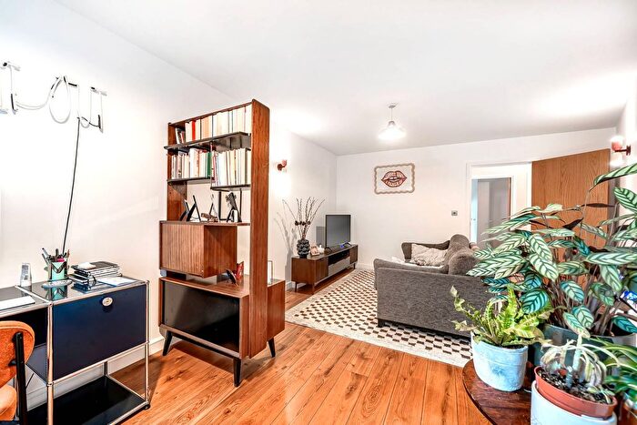 2 Bedroom Flat For Sale In St Pauls Road, Islington, London, N1