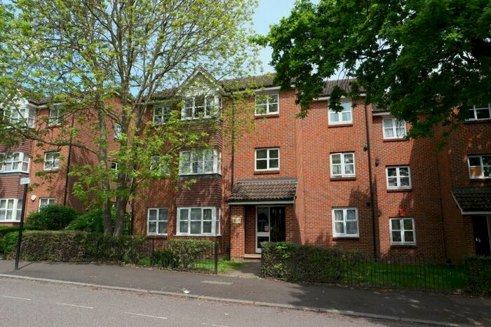 2 Bedroom Flat To Rent In Le May Avenue, London, SE12