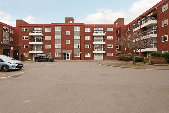 2 Bedroom Flat For Sale In Grange Gardens, London, N14