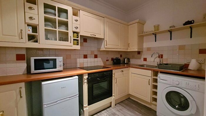 2 Bedroom Flat To Rent In Comiston Road, Morningside, Edinburgh, EH10
