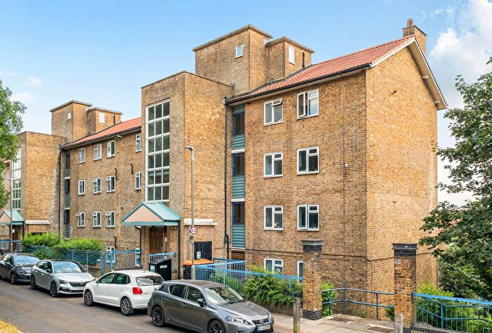 2 Bedroom Flat For Sale In Glen Albyn Road, London, SW19