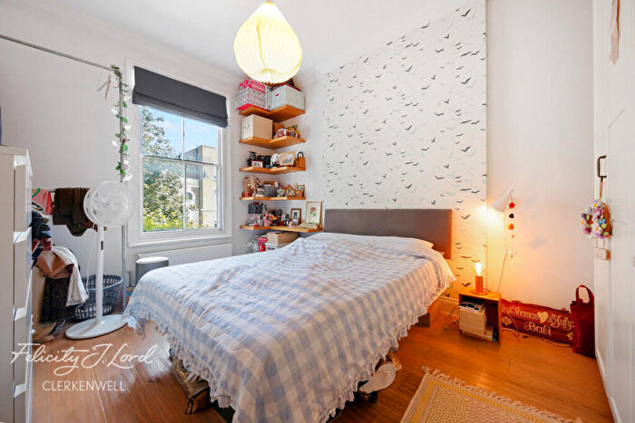 1 Bedroom End Of Terrace House For Sale In Englefield Road, London, N1