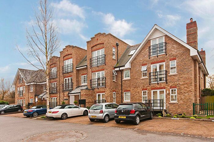 2 Bedroom Flat To Rent In Dowgate House, Whittets Ait, Weybridge, KT13