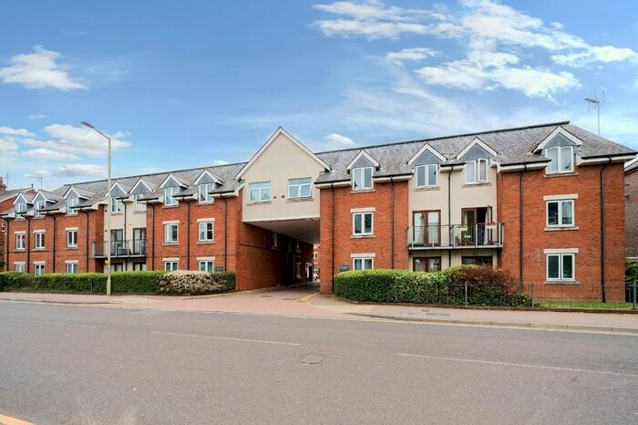 2 Bedroom Flat To Rent In Sanders Place, Walsworth Road, Hitchin, SG4