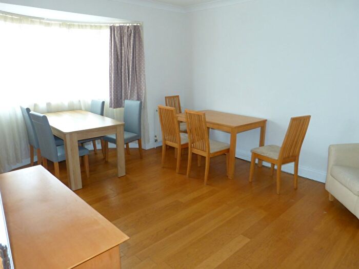 2 Bedroom Flat To Rent In London, NW11