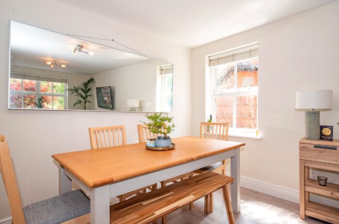 2 Bedroom Apartment To Rent In Ref: Gk - Union Street, Farnborough, GU14