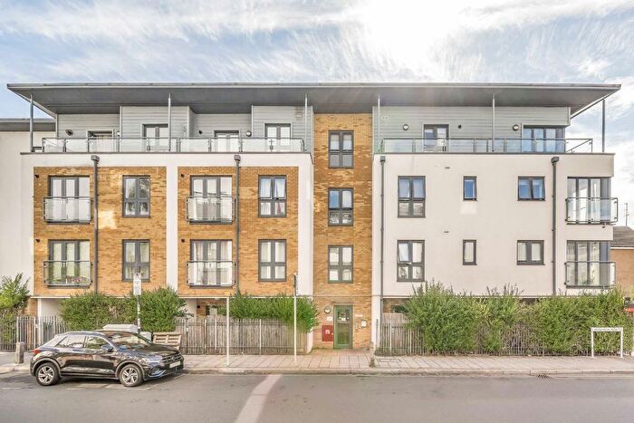 2 Bedroom Flat To Rent In Broadwater Road, Tooting, SW17