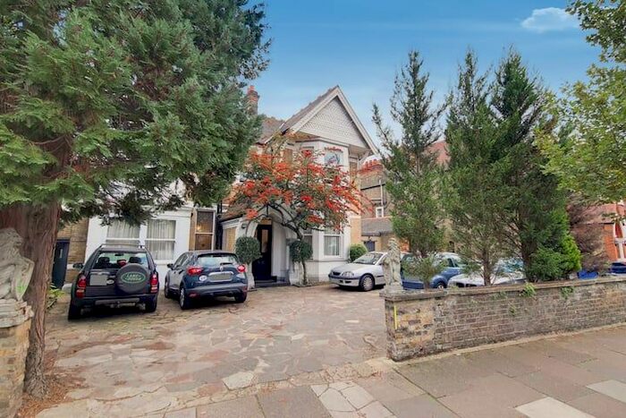 3 Bedroom Flat To Rent In Leopold Road, Ealing Common, Ealing, London, W5