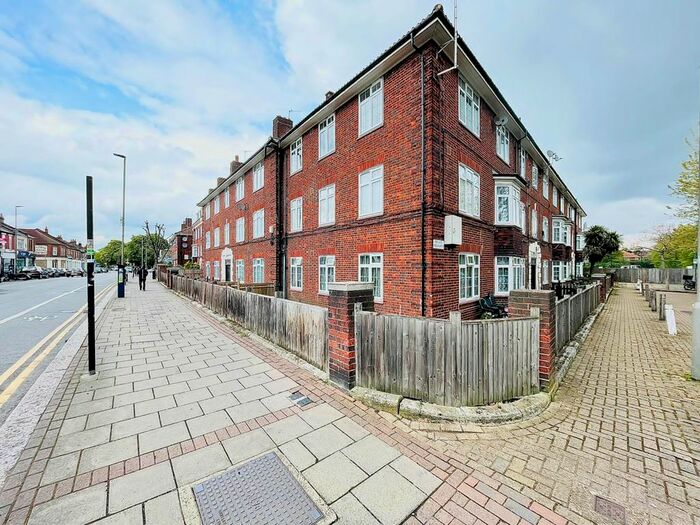 4 Bedroom Flat To Rent In Garratt Lane, London, SW17