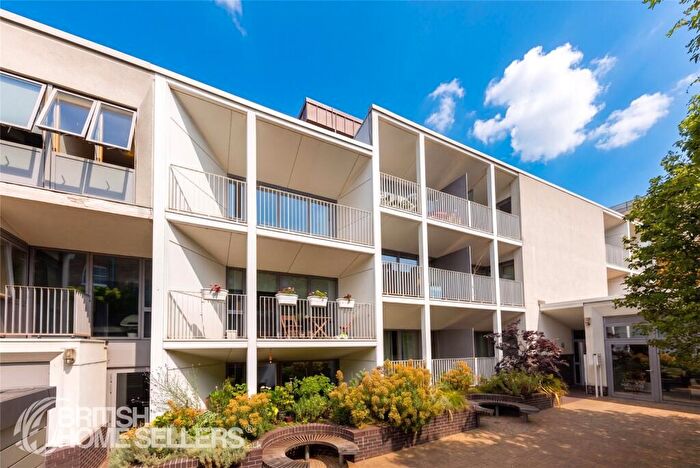 2 Bedroom Apartment For Sale In Caledonian Road, London, N1