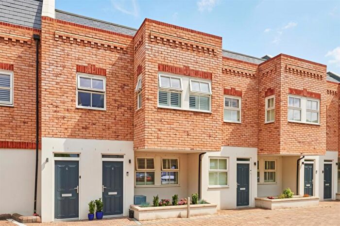 4 Bedroom Flat For Sale In Brookfield Mews, Barnes, SW13