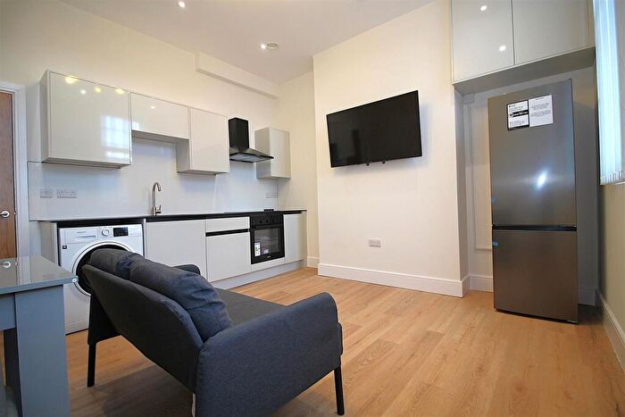 2 Bedroom Flat To Rent In Mill Hill Lane, Near Train Station, Leicester, LE2