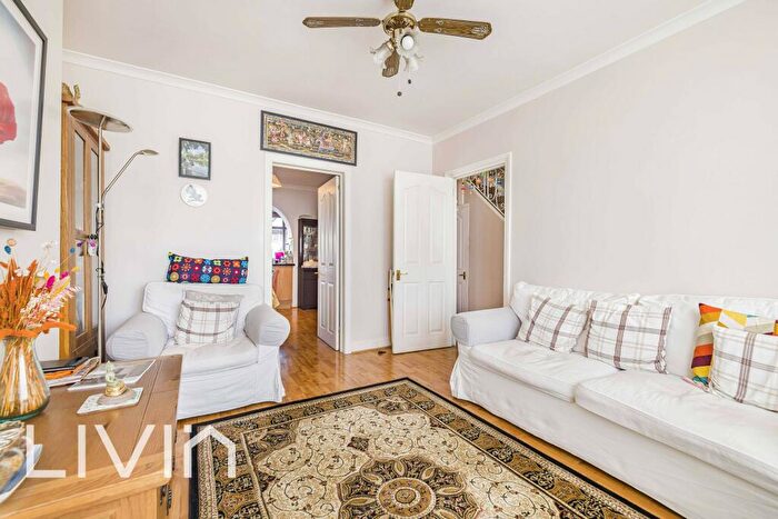 3 Bedroom End Of Terrace House For Sale In Mitcham Road, Croydon, Surrey, CR0