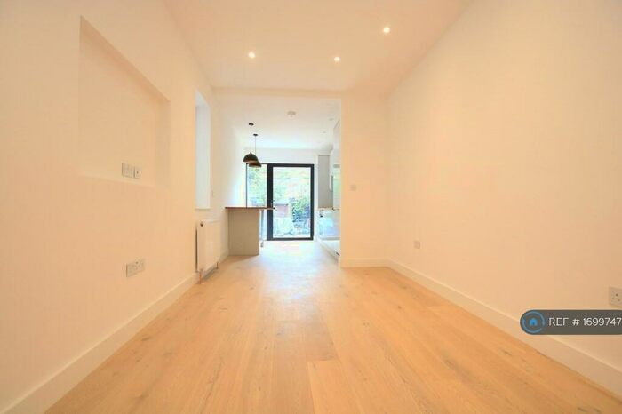 2 Bedroom Flat To Rent In Oak Grove, London, NW2