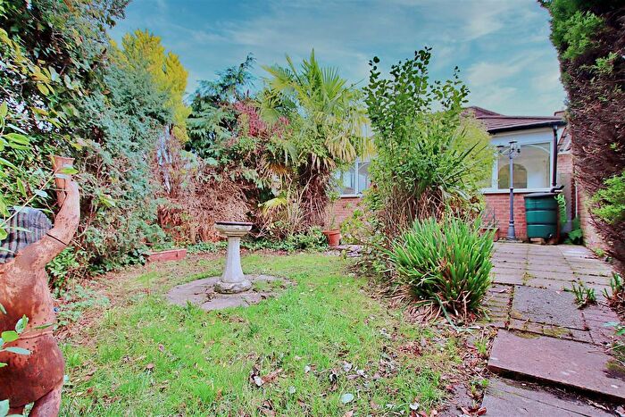 2 Bedroom Bungalow For Sale In Grosvenor Road, Borehamwood, WD6