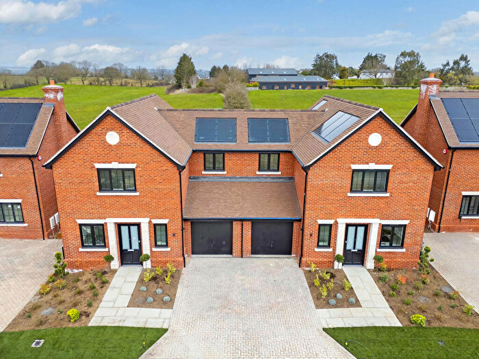 3 Bedroom Semi-Detached House For Sale In Stapleford Road, Stapleford Abbotts, RM4