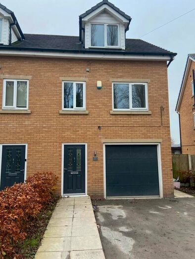 3 Bedroom Semi-Detached House To Rent In Highlands Road, Royton, Oldham, OL2