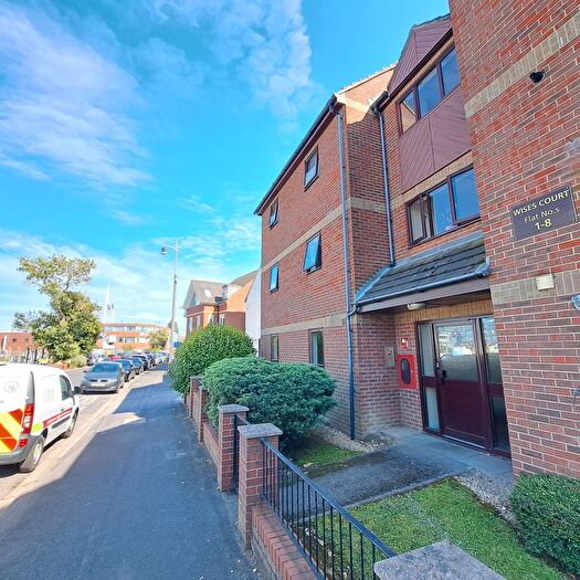 2 Bedroom Flat To Rent In Mumby Road, Gosport, PO12