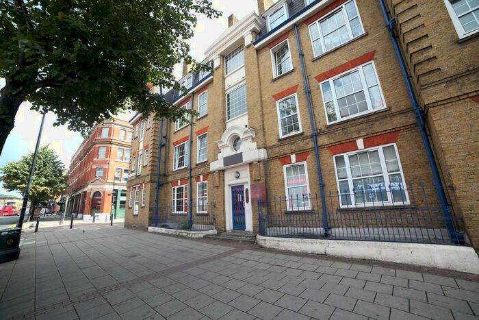 3 Bedroom Apartment To Rent In Cambridge Court, Cambridge Heath Road, Bethnal Green, E2