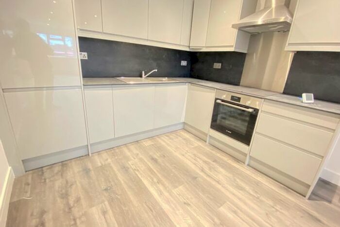 2 Bedroom Flat To Rent In High Street, Hounslow, TW3