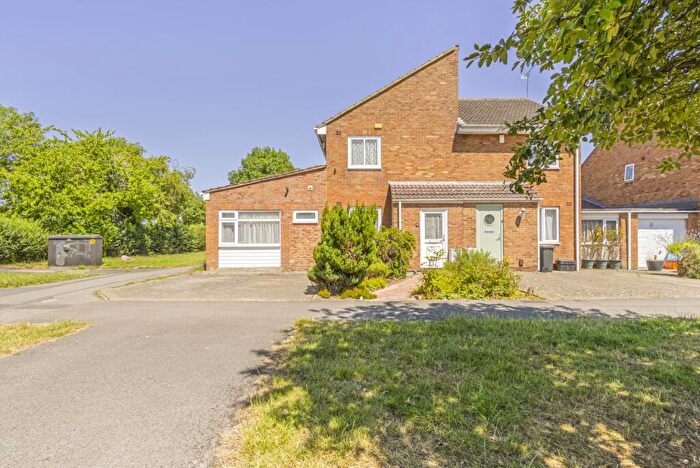 4 Bedroom Semi-Detached House For Sale In Worsley Road, Freshbrook, Swondon, SN5