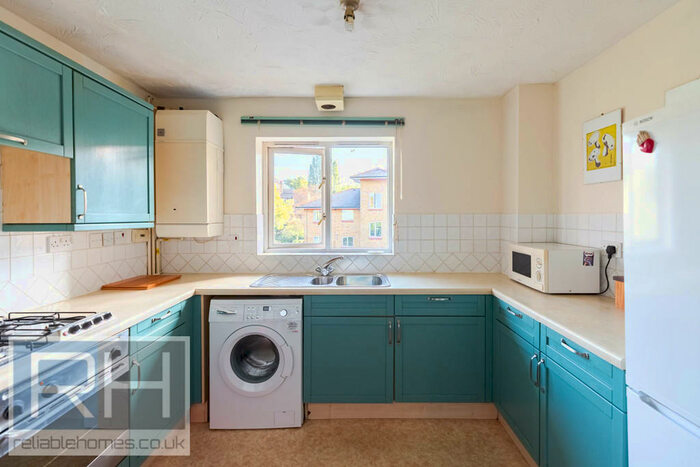 2 Bedroom Apartment To Rent In Myddleton Avenue, Green Lanes, Finsbury Park, London, N4