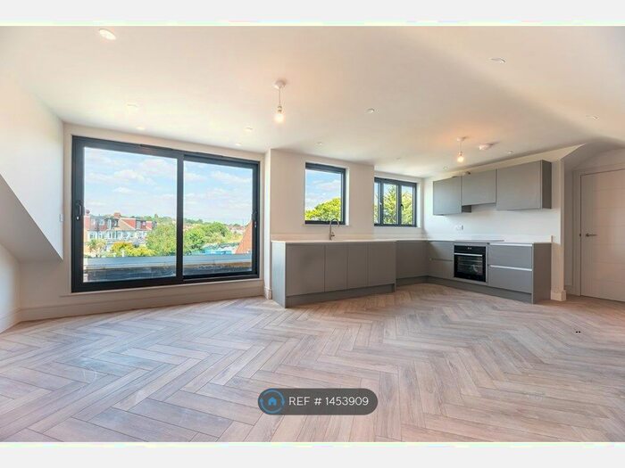 2 Bedroom Flat To Rent In Grand Drive, London, SW20