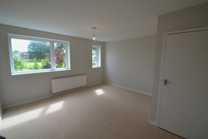 2 Bedroom Flat To Rent In Abbots Court, Sale, M33