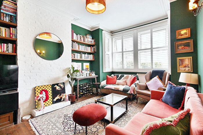 2 Bedroom Maisonette For Sale In St. Johns Road, Isleworth, TW7