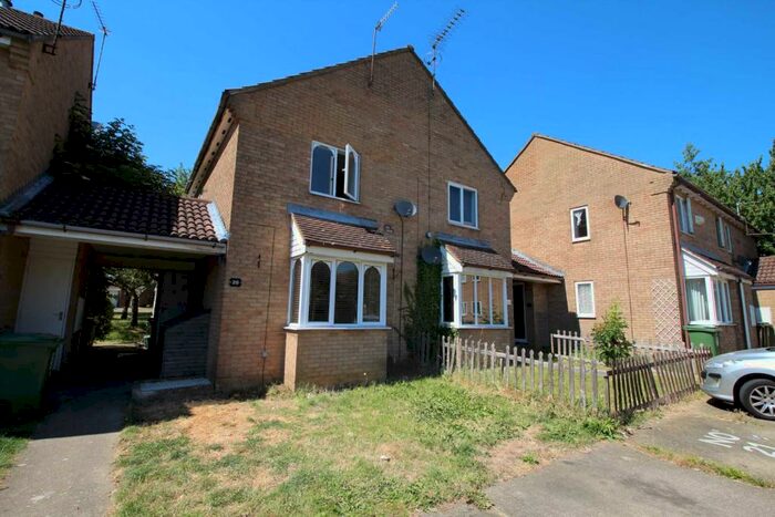 2 Bedroom Cluster House To Rent In The Lawns, HP1