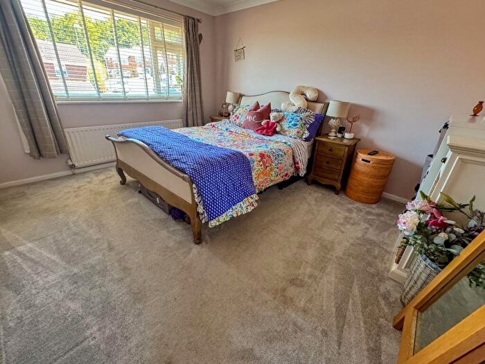 3 Bedroom Semi-Detached House For Sale In Wayman Road, Corfe Mullen, Wimborne, BH21 - Photo 9